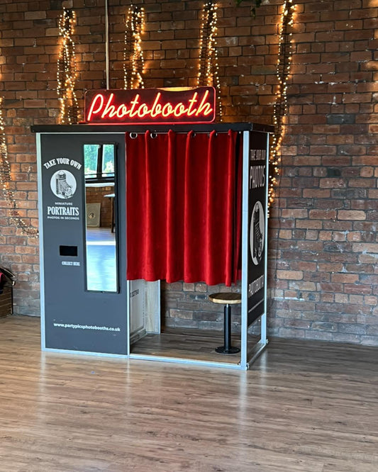 Selfie Booth vs Traditional Photo Booth: Which Is Better? - Aura Events